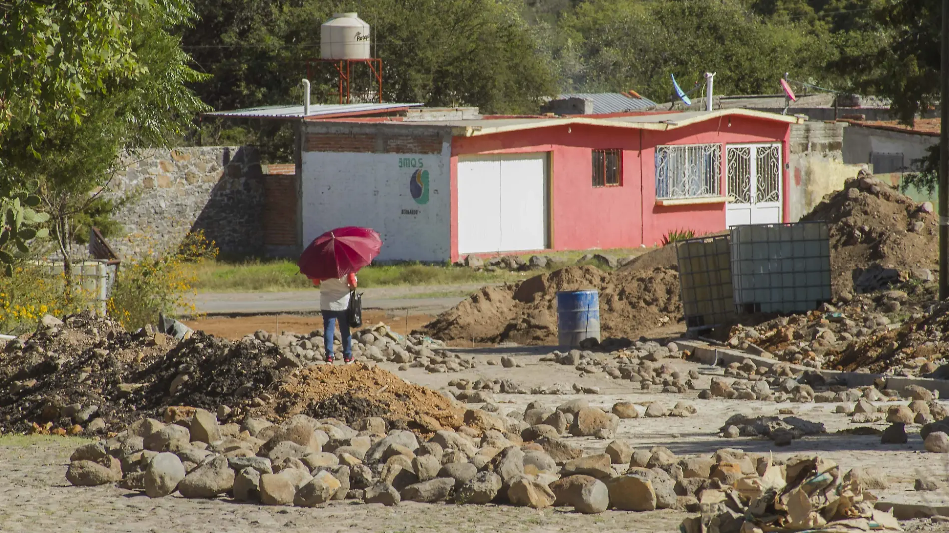 Construyen calle de la comunidad de San Cirilo.  Foto César Ortiz.